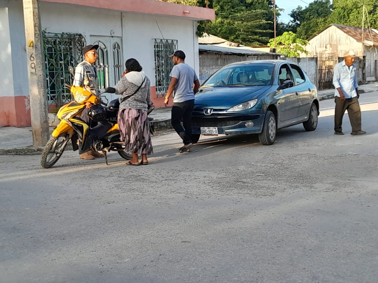 La mujer fue trasladada por el mismo conductor a un hospital La mujer fue trasladada por el mismo conductor a un hospital