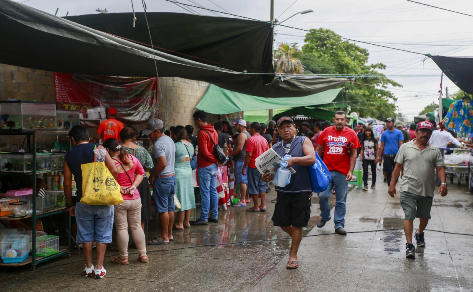 'Reviven' el tianguis más grande de Cancún a pesar de las lluvias