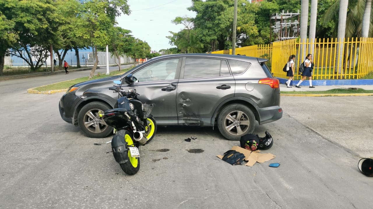 Los motociclistas cayeron al pavimento, presentando golpes en el cuerpo