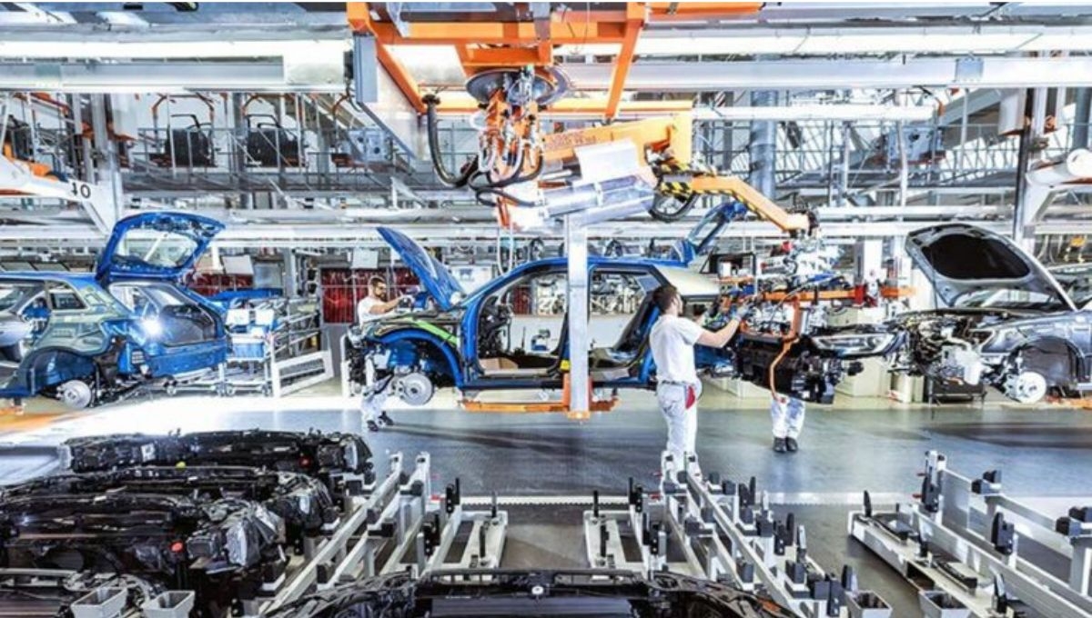 Inegi informó que durante octubre la producción de autos subió 35.77 % y la exportación 18.11 %