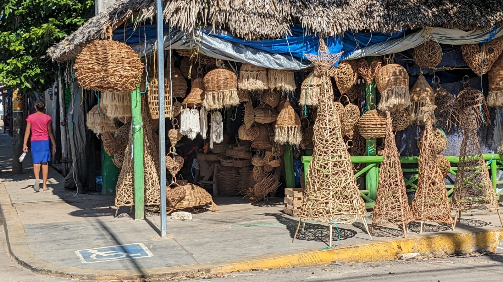 Ya se ven las calles llenas de artesanias con las festividades de Navidad cerca Ya se ven las calles llenas de artesanias con las festividades de Navidad cerca