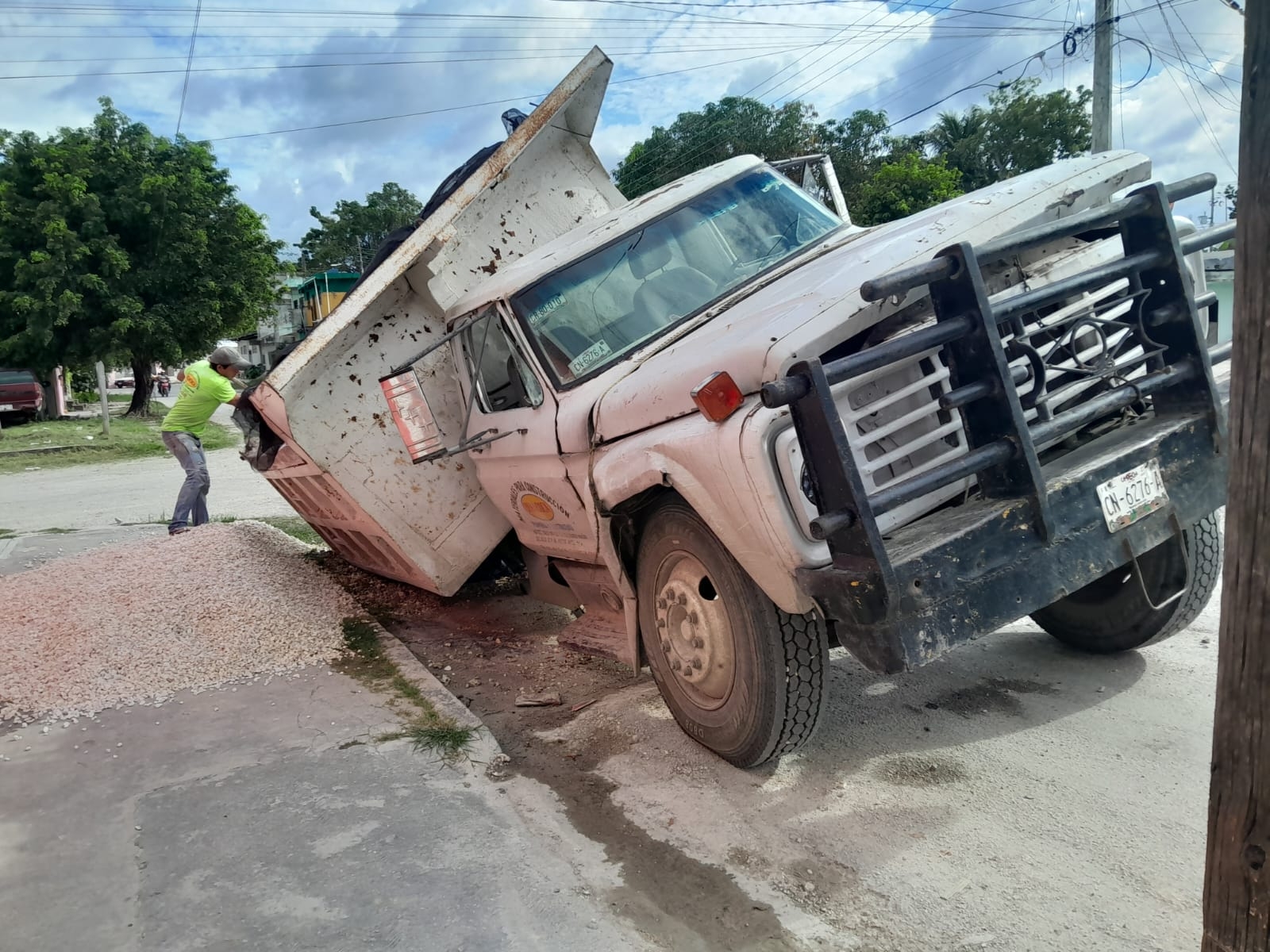 La grava que transportaba el volquete se regó en la acera La grava que transportaba el volquete se regó en la acera