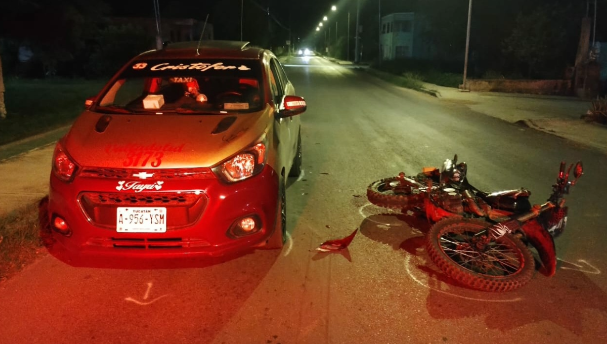 El percance dejó daños materiales de consideración en la estructura de la moto y del compacto habilitado como taxi