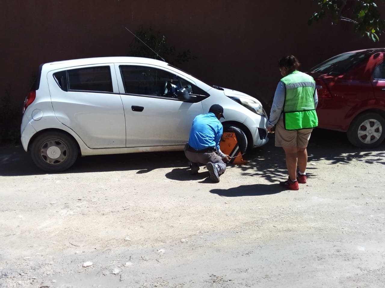 Recientemente los vecinos se quejaron porque trabajadores colocaron inmovilizadores a sus autos, pese a estar afuera de sus casas. Recientemente los vecinos se quejaron porque trabajadores colocaron inmovilizadores a sus autos, pese a estar afuera de sus casas.