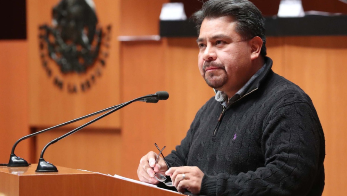 El Senador instaló su campamento en las escalinatas de la Cámara Alta