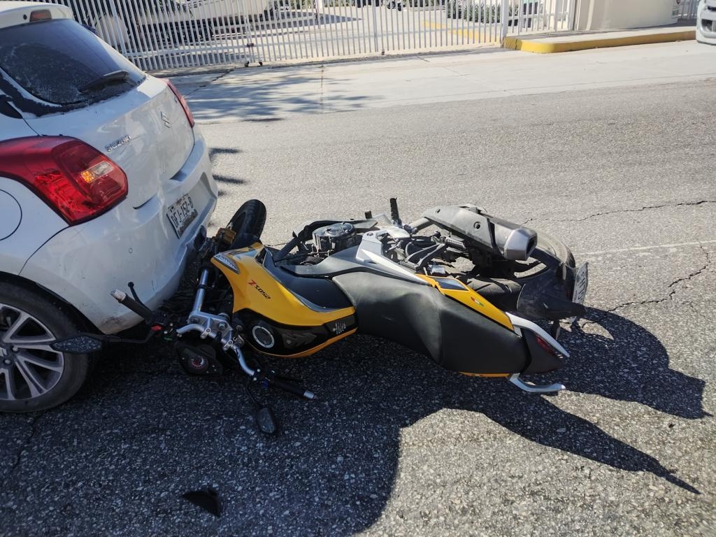 El motociclista solamente presentó golpes en el rostro