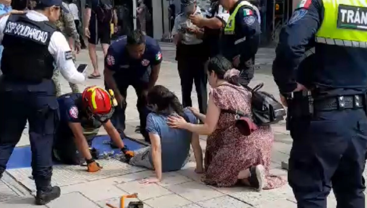 La turista no podía sacar la pierna, por lo que estuvo ahí acompañada por más de media hora y fue necesario que los bomberos utilizaran un cincel La turista no podía sacar la pierna, por lo que estuvo ahí acompañada por más de media hora y fue necesario que los bomberos utilizaran un cincel
