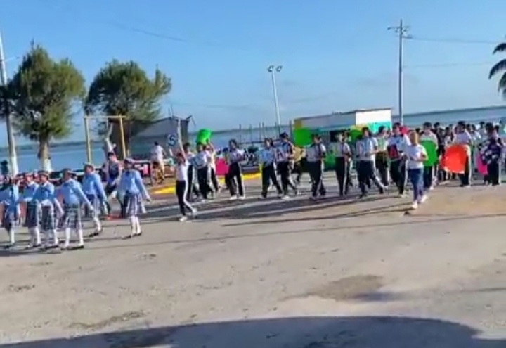 Alumnos de secundaria marchan en Sabancuy
