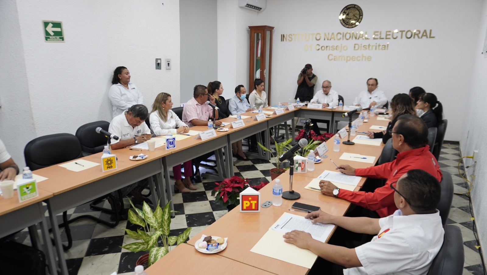 Representantes de partido presentes en sesión del INE