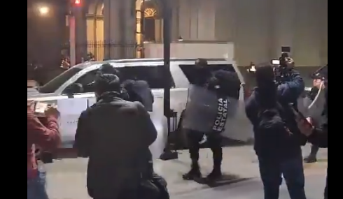 Los policías arribaron la noche de este viernes al recinto