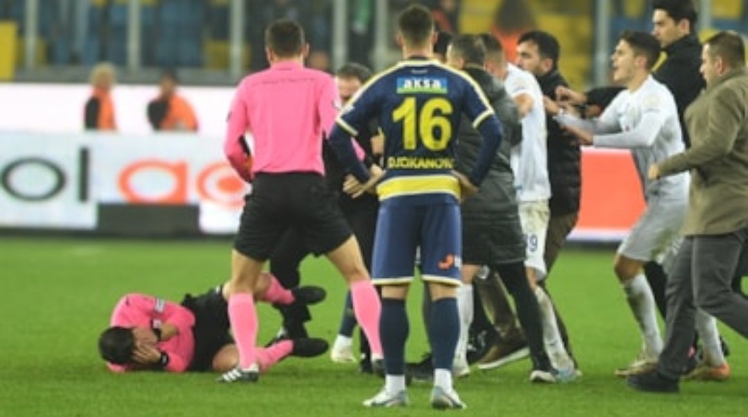 El árbitro de Turquía fue agredido cuando aún se encontraba en el terreno de juego El árbitro de Turquía fue agredido cuando aún se encontraba en el terreno de juego