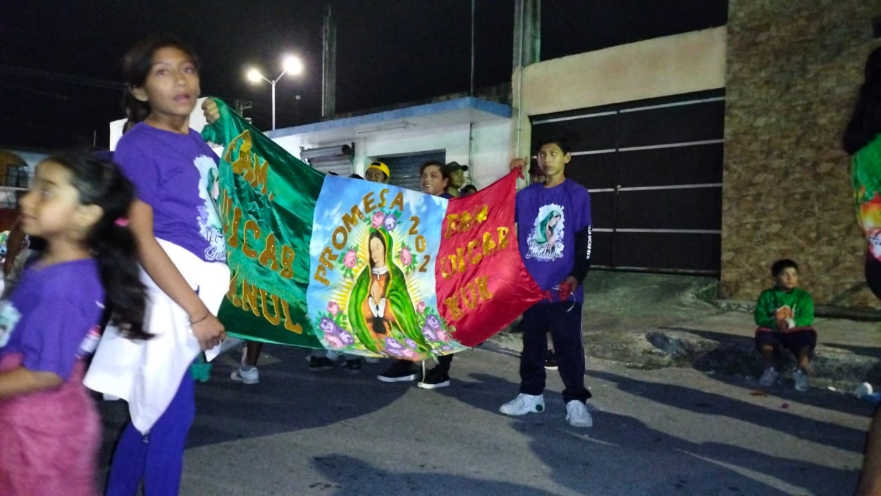 Muchas personas llegaron esta noche para cantarle a la morenita del Tepeyac Muchas personas llegaron esta noche para cantarle a la morenita del Tepeyac