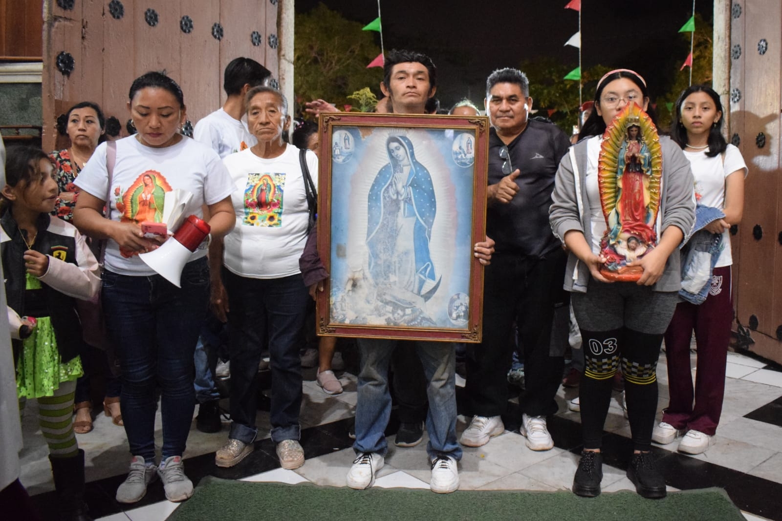 Pese al mal tiempo, los feligreses llegaron para cantar las mañanitas