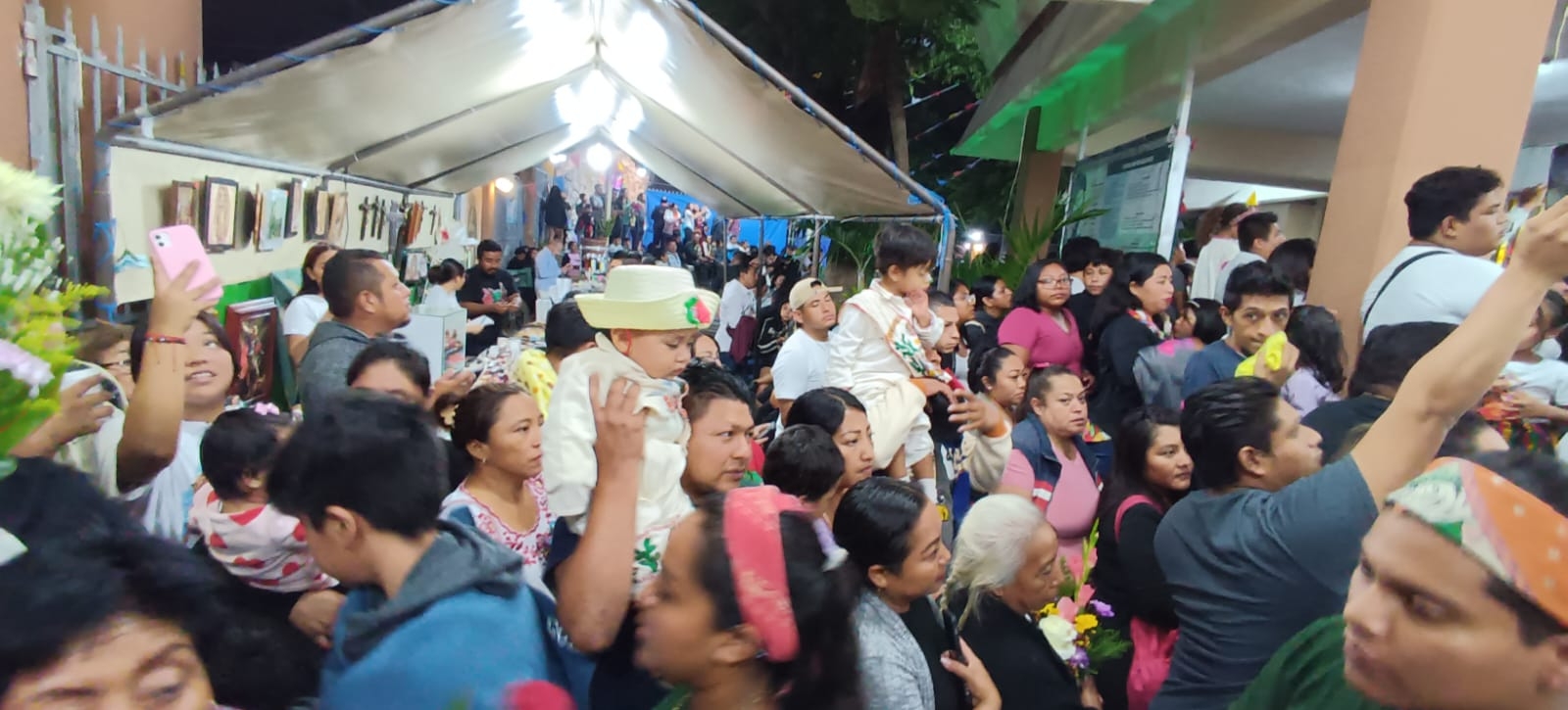 Cientos de personas han llegado para cantarle a la Virgen de Guadalupe