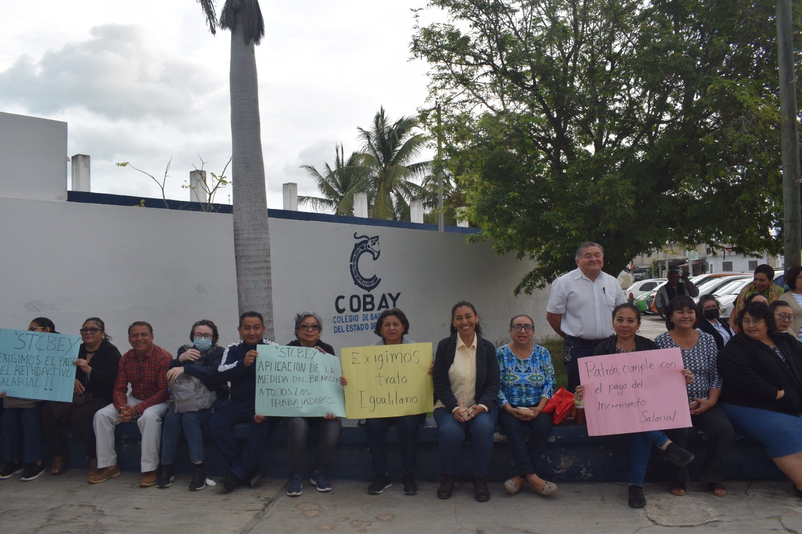 Los maestros del Cobay detuvieron labores este martes