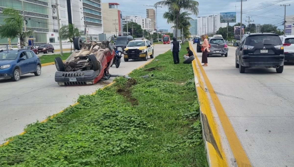 El siniestro fue a las 11 horas de ayer, entre una camioneta de la marca Jeep, tipo Cherokee, y un automóvil Nissan, tipo March. El siniestro fue a las 11 horas de ayer, entre una camioneta de la marca Jeep, tipo Cherokee, y un automóvil Nissan, tipo March.
