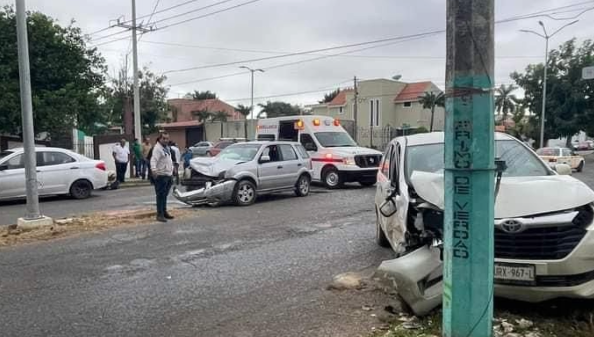 Por el fuerte impacto, la Toyota fue proyectada y se impactó contra un poste de la Comisión Federal de Electricidad Por el fuerte impacto, la Toyota fue proyectada y se impactó contra un poste de la Comisión Federal de Electricidad