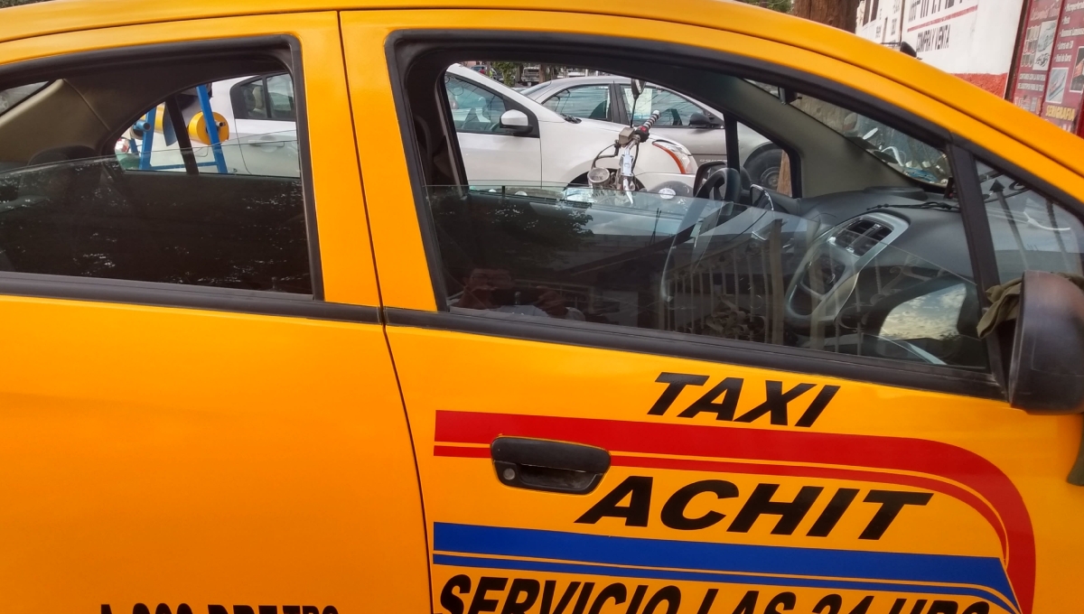 El taxista impidió que la joven se retirara, ya que había dejado el asiento sucio El taxista impidió que la joven se retirara, ya que había dejado el asiento sucio
