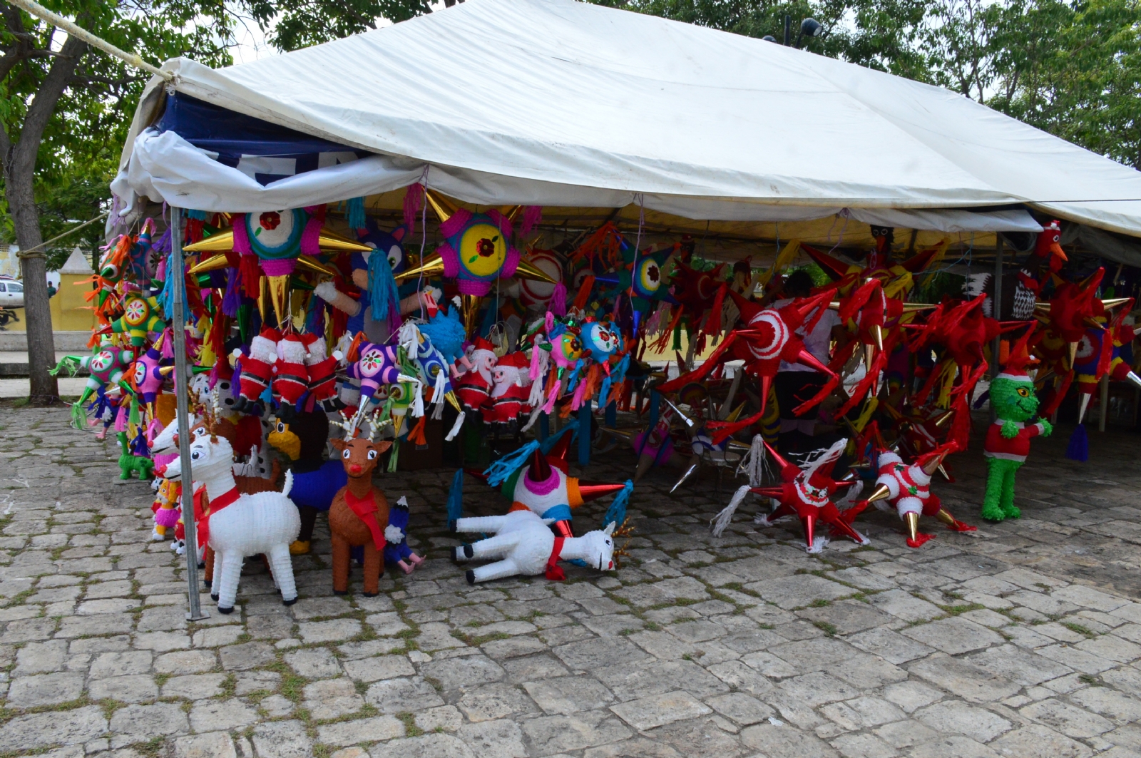 El costo de las piñatas varía dependiendo el tamaño y forma El costo de las piñatas varía dependiendo el tamaño y forma