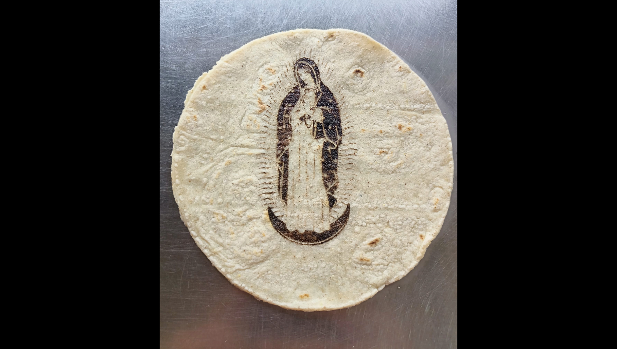 Los comerciantes toman ese día para ofrecer y poner a la venta artículos con la imagen de la Virgen Morena