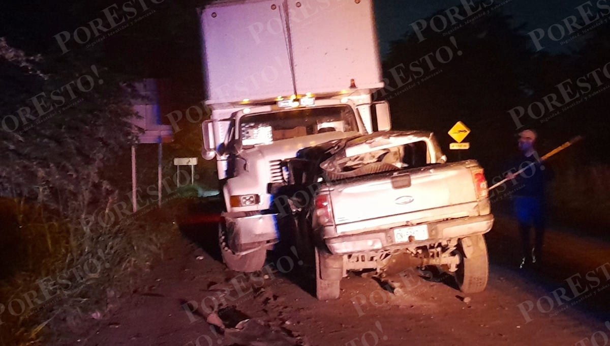 La camioneta en la que viajaban invadió el carril contrario y chocaron