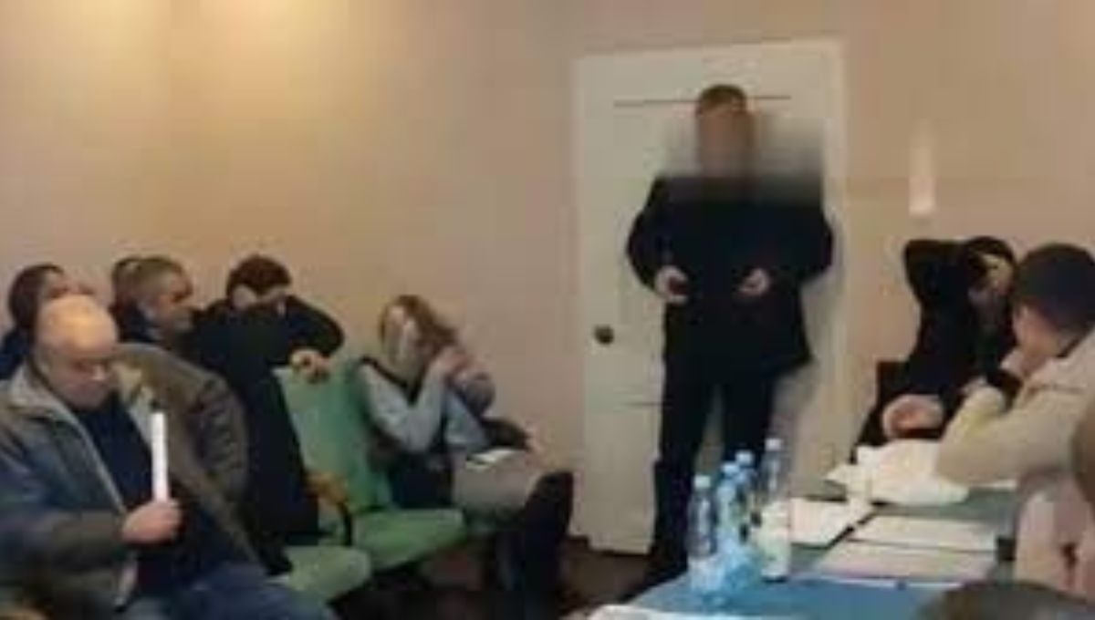 Un Diputado ucraniano detonó tres granadas en medio de una sesión de un consejo local Un Diputado ucraniano detonó tres granadas en medio de una sesión de un consejo local