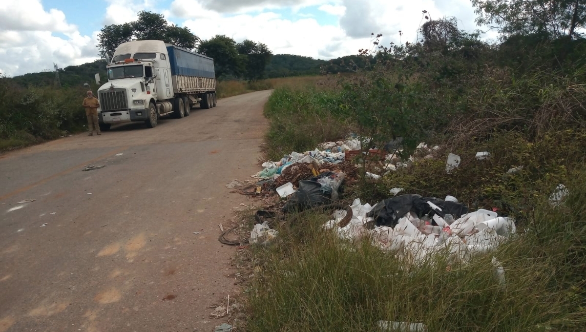Los campesinos piden a las autoridades que pongan freno a la contaminación de esta vialidad estatal