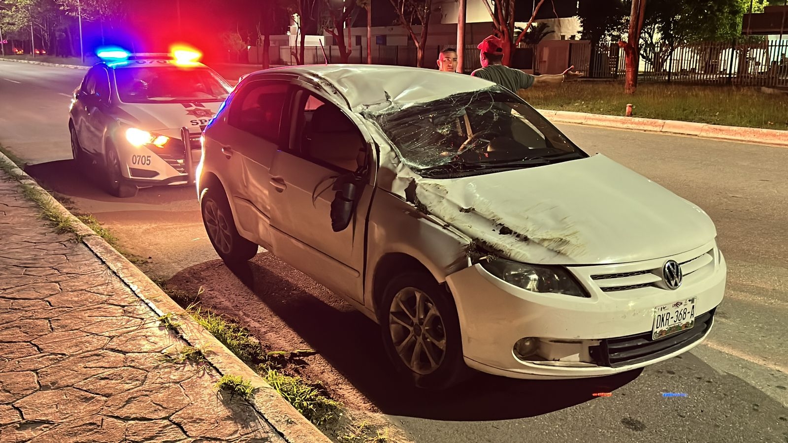 El automovilista decidió retirarse del lugar con todo y los daños en su vehículo