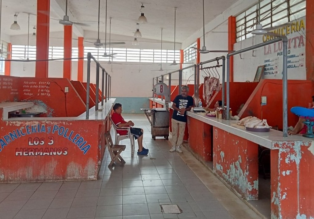 Dicen que a los que venden tacos y antojitos sobre la avenida principal nadie los molesta