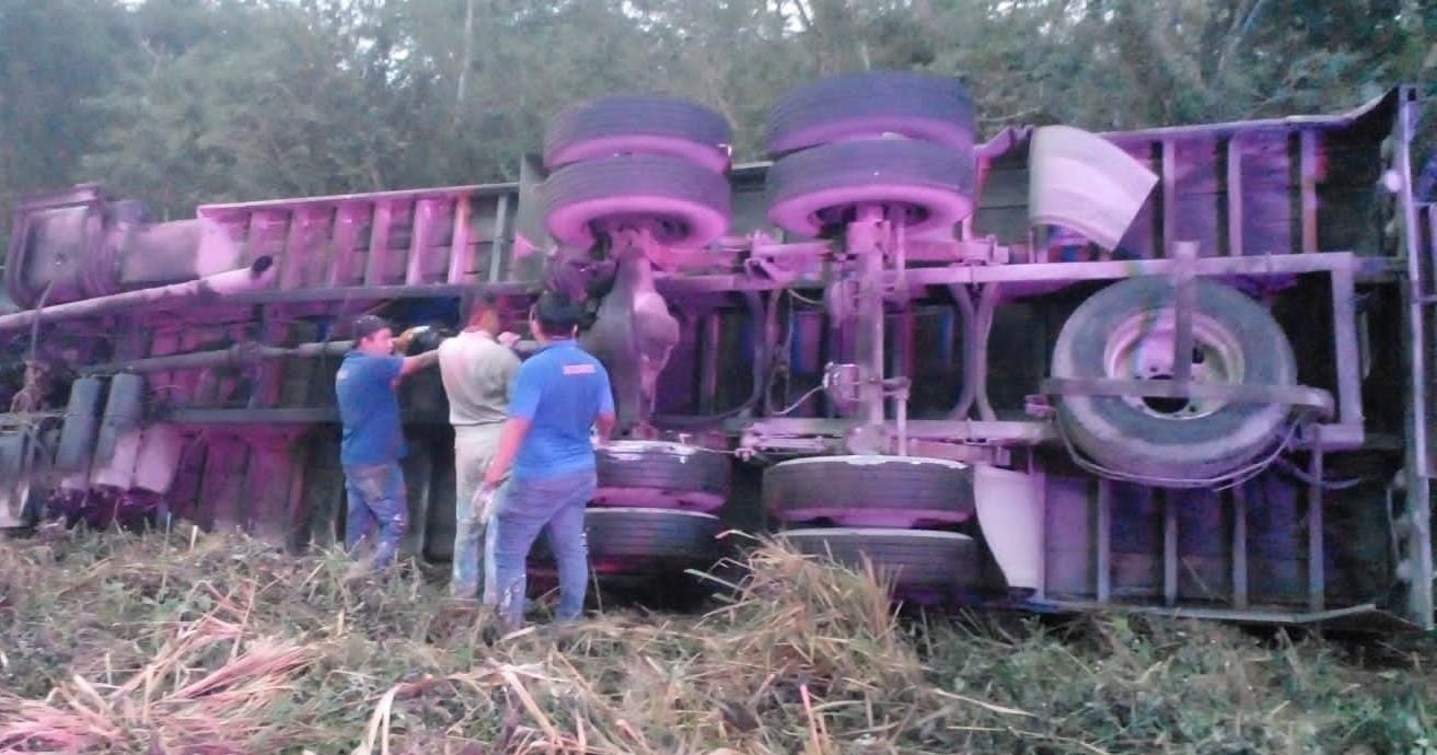 Los pasajeros que iban a bordo del tráiler salieron por sus propios medios
