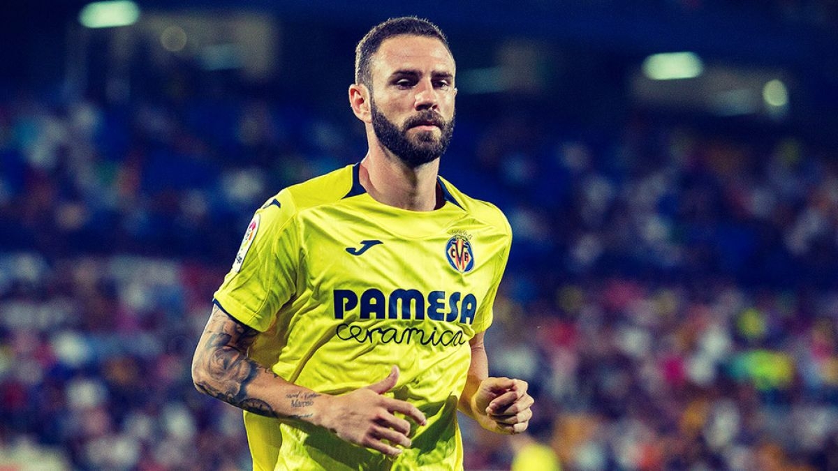 Fanáticos del América despiden con serenata a Miguel Layún Fanáticos del América despiden con serenata a Miguel Layún