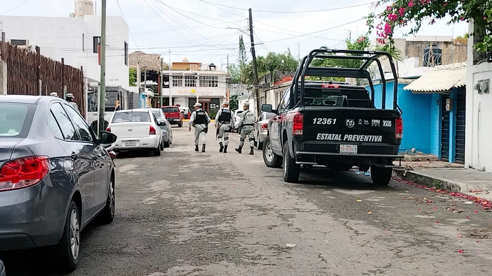 Los rateros lo amagaron con una pistola en la sien. Los rateros lo amagaron con una pistola en la sien.