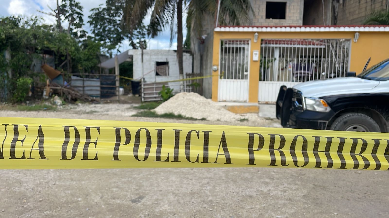 De inmediato los policías se dirigieron al sitio y localizaron a un hombre y una mujer con múltiples impactos de arma de fuego De inmediato los policías se dirigieron al sitio y localizaron a un hombre y una mujer con múltiples impactos de arma de fuego