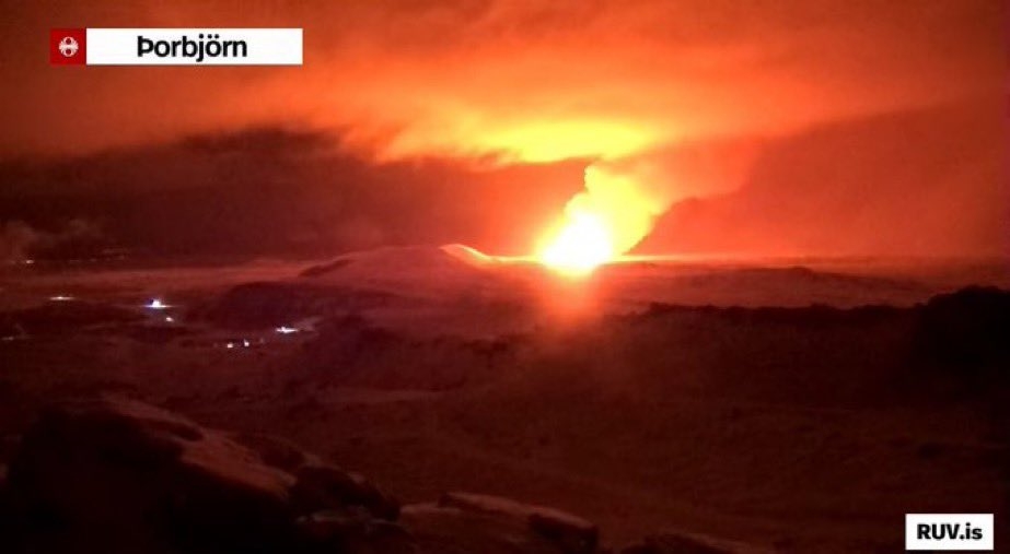 El volcán en Islandia explotó y generó una fuerte luz El volcán en Islandia explotó y generó una fuerte luz