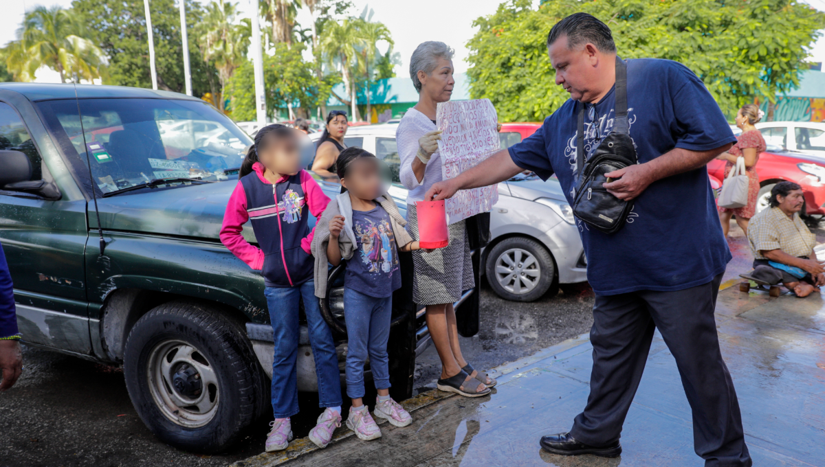 En las inmediaciones de la Iglesia Cristo Rey solicita apoyo.