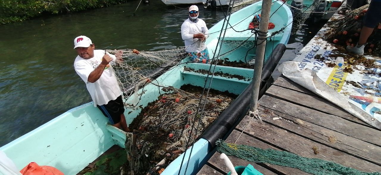 Pescadores fueron por sus trampas al reabrir el puerto.