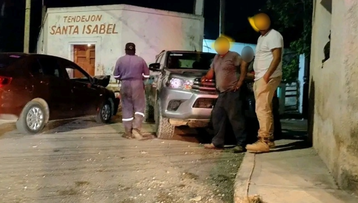 La camioneta dio un giro de 180 grados, mientras que el compacto terminó con el capirote sumido