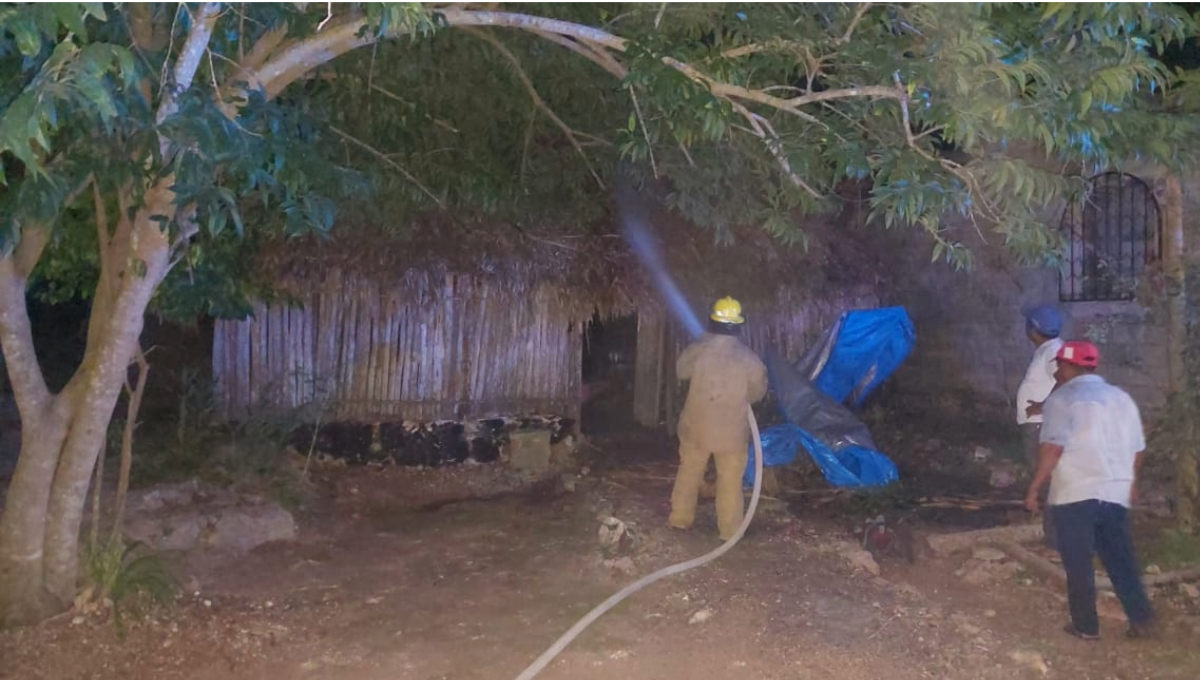 De manera rápido se dio aviso al 911 y vecinos del afectado comenzaron ayudarlo a combatir el fuego con cubetas de agua y mangueras