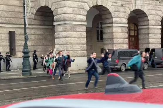 Varias personas perdieron la vida cuando un hombre abrió fuego contra estudiantes en Praga, República Checa Varias personas perdieron la vida cuando un hombre abrió fuego contra estudiantes en Praga, República Checa