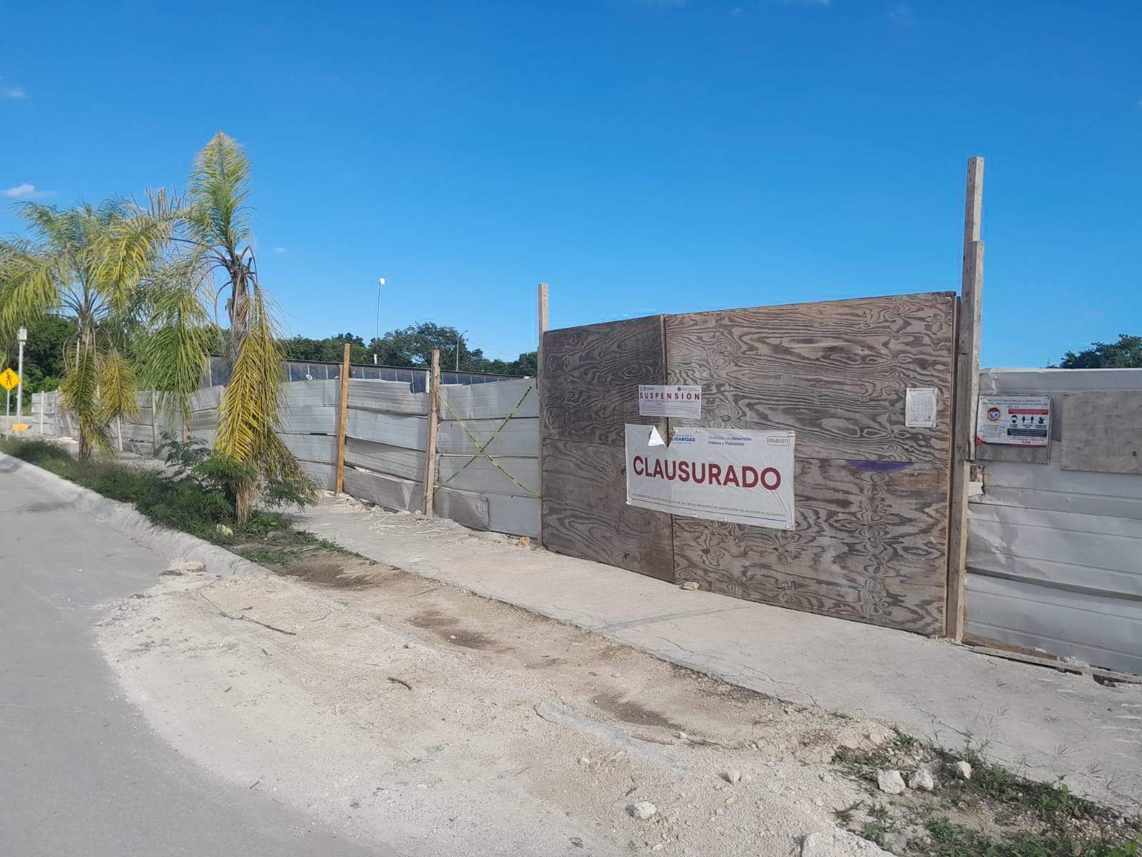 La ley establece que debe haber 500 metros de distancia entre un despacho de gasolina y una escuela, y en este caso, está pegada al plantel educativo.
