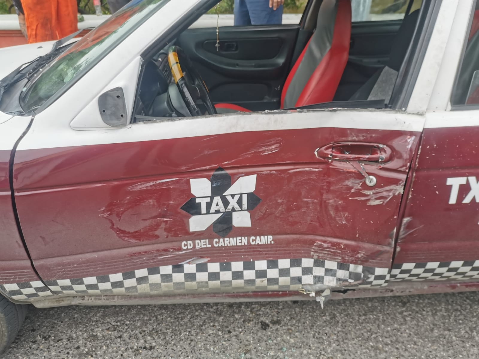 Conductor de una camioneta se estrella contra un taxi en Ciudad del Carmen