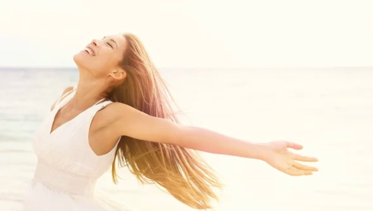 De igual forma, la felicidad se relaciona con el equilibrio mental y corporal en una mujer De igual forma, la felicidad se relaciona con el equilibrio mental y corporal en una mujer