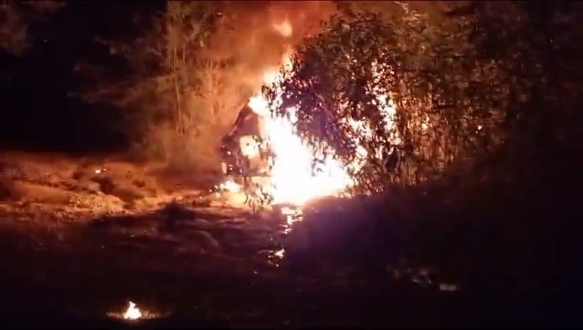 El taxi quedó reducido a cenizas tras volcar El taxi quedó reducido a cenizas tras volcar