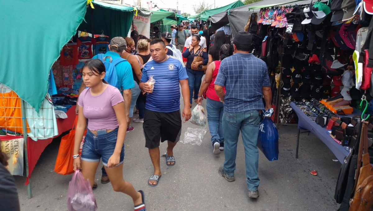 Tianguistas de la 100, en Cancún, hacen su agosto en plena Navidad