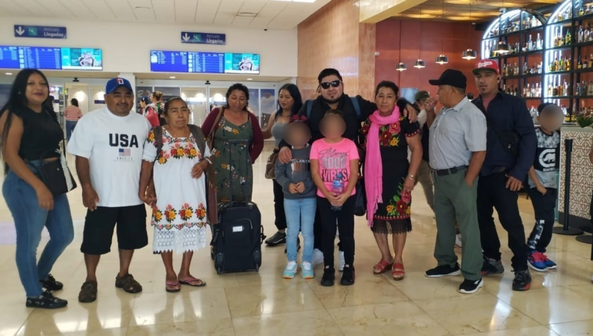 Luego de posar para la foto, la familia se dirigió al estacionamiento del aeropuerto para abordar la camioneta
