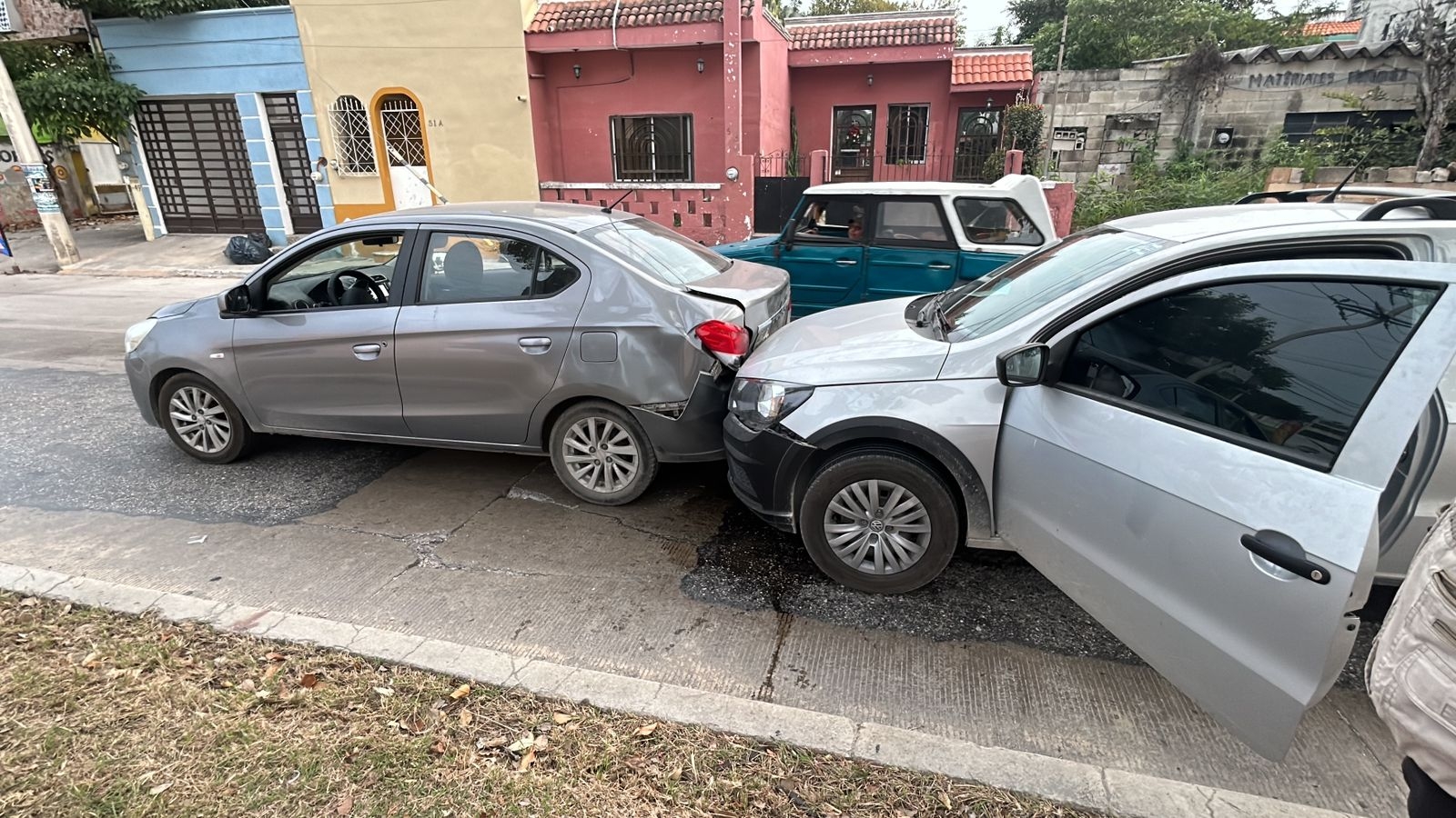 Choque por alcance deja daños de regular cuantía en Campeche