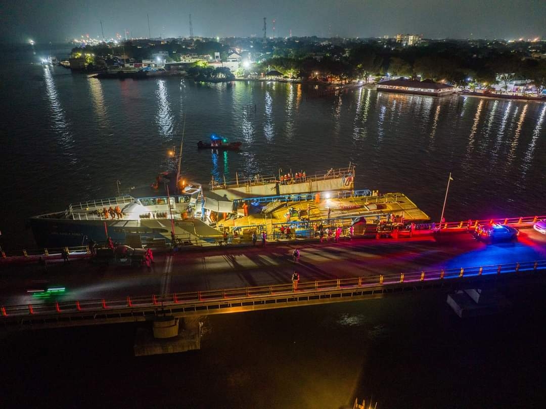 La embarcación quedó pegada junto al puente La embarcación quedó pegada junto al puente