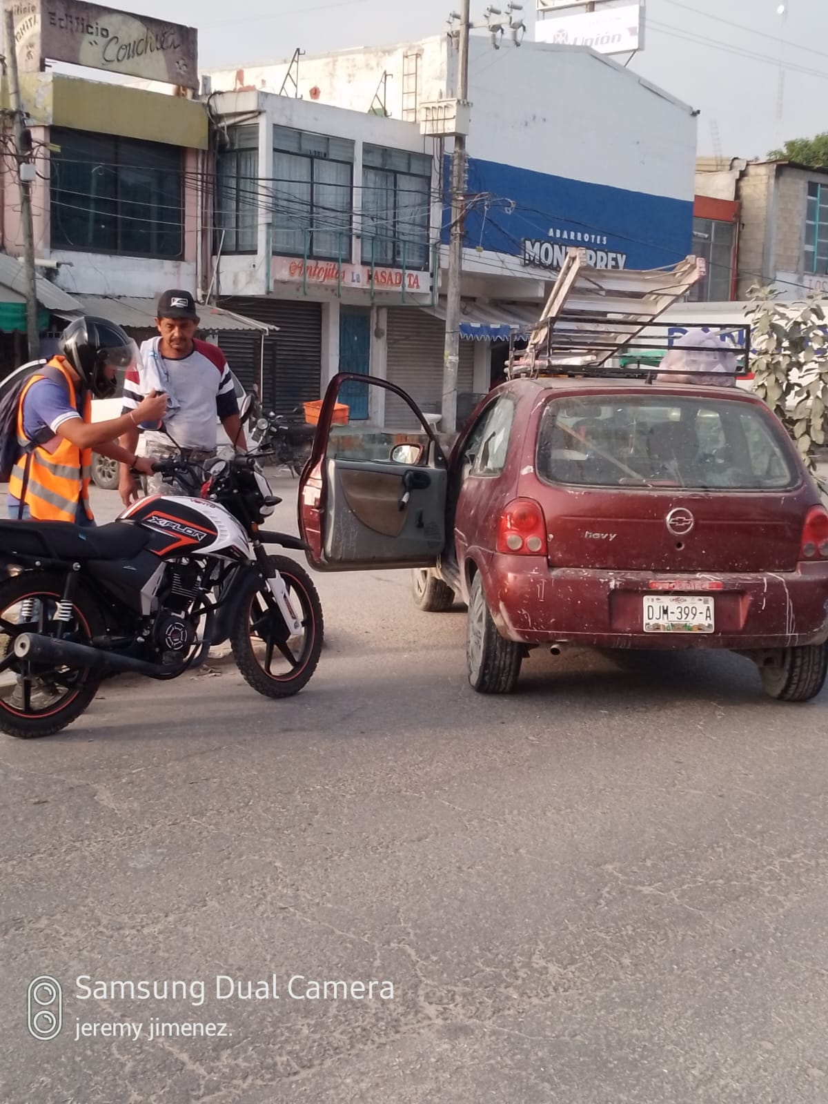 A pesar del fuerte impacto, el motociclista resultó ileso