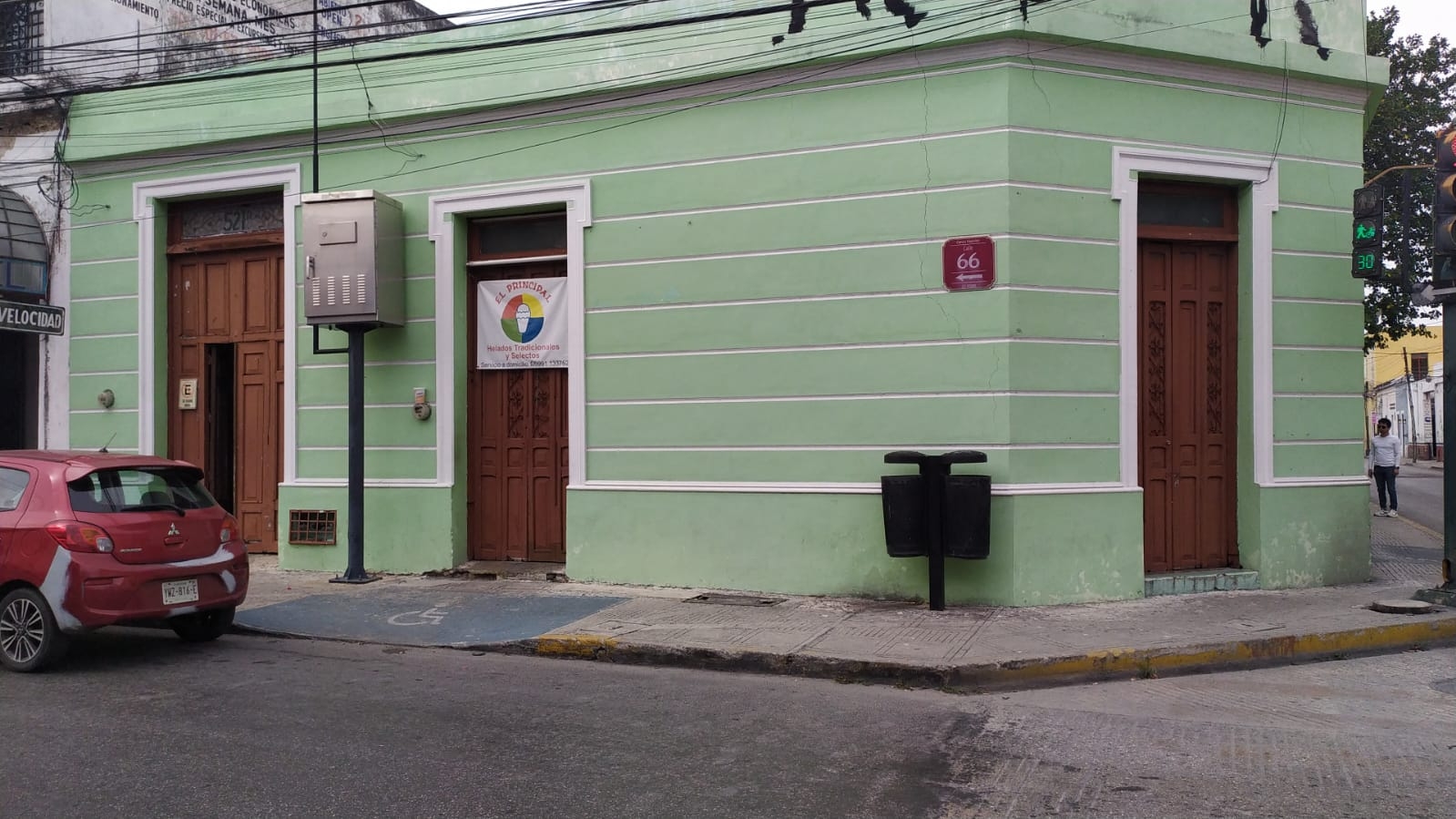 Los responsables del robo forzaron una puerta para ingresar Los responsables del robo forzaron una puerta para ingresar