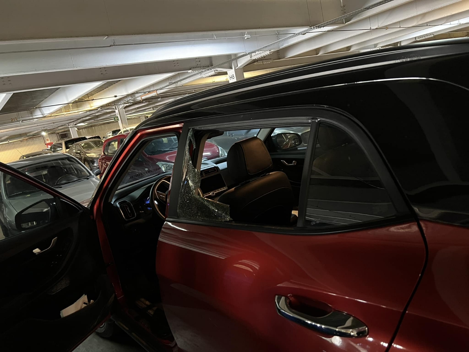 Dan 'cristalazo' en un auto para robar una laptop en el estacionamiento de un Walmart de Mérida